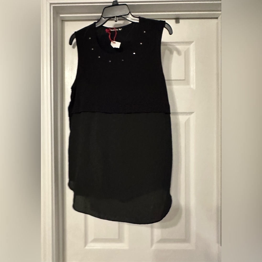 Double Zero Womens Sleeveless blouse is a size Small.